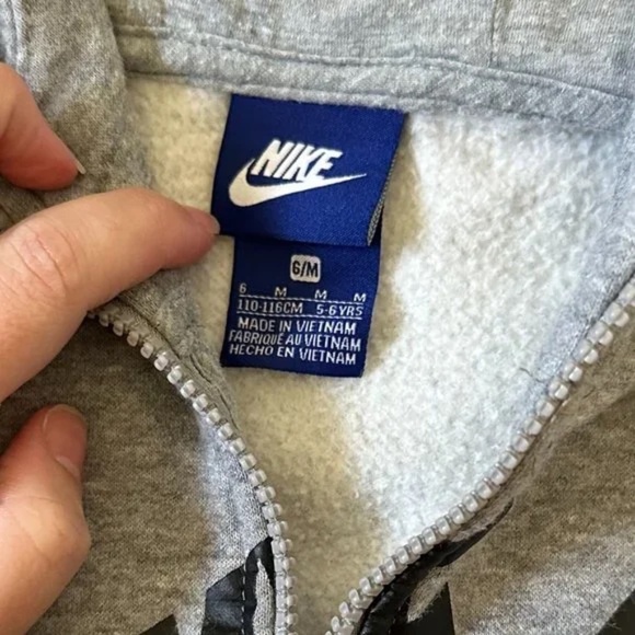 Nike Youth Size 6 MEDIUM Kids Grey Full Zip Hoodie Swoosh Spellout Pockets - Picture 3 of 5
